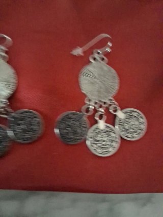 Pendientes largos con monedas plateadas
