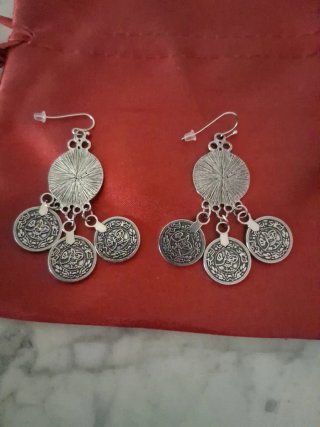 Pendientes largos con monedas plateadas