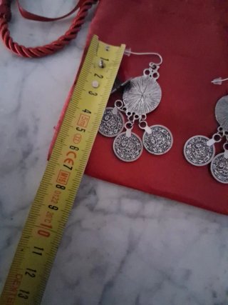 Pendientes largos con monedas plateadas