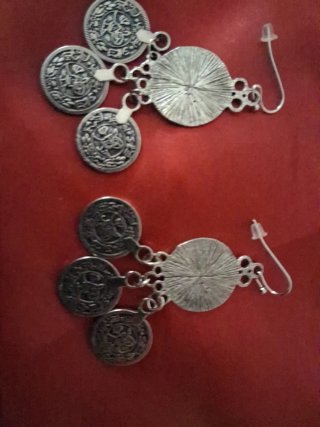 Pendientes largos con monedas plateadas