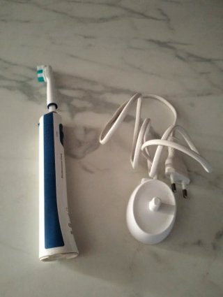 Cepillo Eléctrico Braun Oral-B Azul y Blanco