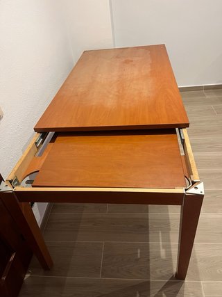 Mesa de comedor de madera