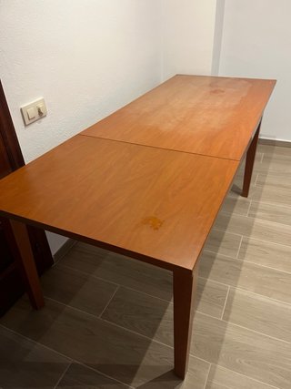 Mesa de comedor de madera