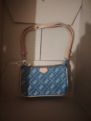 Bolso azul y beige