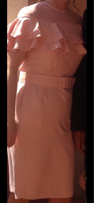 Vestido rosa con volantes y cinturón