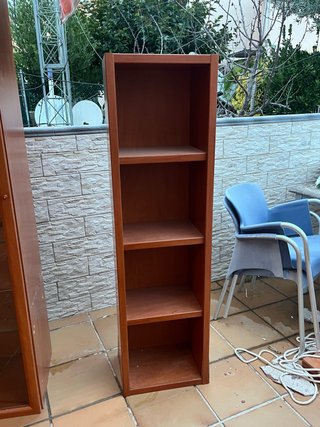 Estantería estrecha de madera