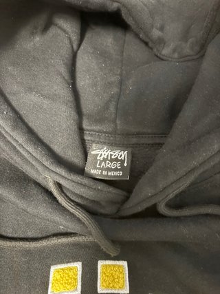 Sudadera Stussy Negra con Logo Amarillo