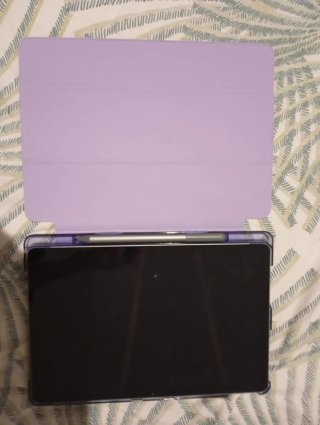 Tablet Lenovo púrpura con funda