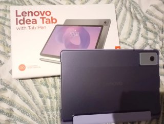 Tablet Lenovo púrpura con funda