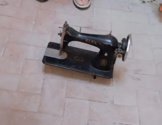 Máquina de coser Alfa antigua