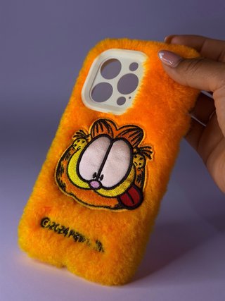 Funda iPhone 14 Pro Naranja Peluche Garfield