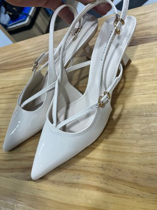 Zapatos de tacón beig en charol