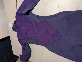 Traje de neopreno morado.