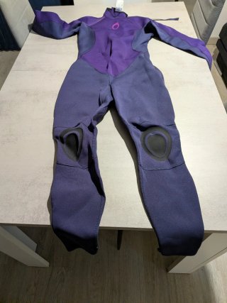 Traje de neopreno morado.