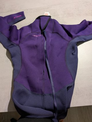 Traje de neopreno morado.
