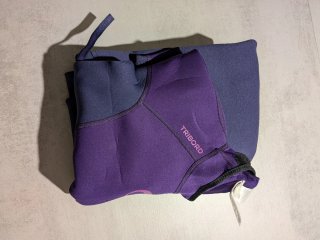Traje de neopreno morado.