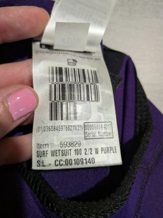 Traje de neopreno morado.