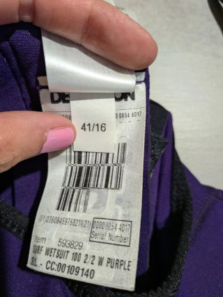 Traje de neopreno morado.