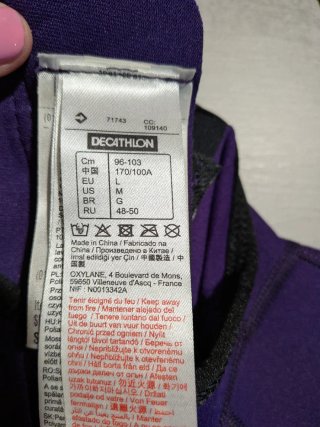 Traje de neopreno morado.