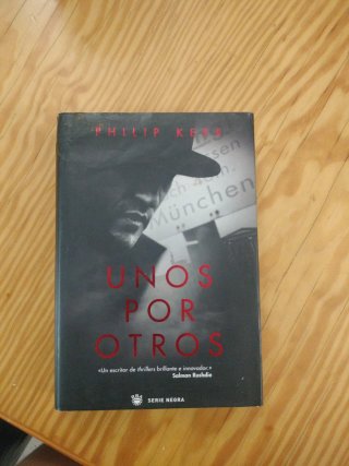 Unos por otros - Philip Kerr
