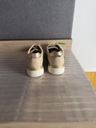Zapatillas Deportivas Beige y Doradas