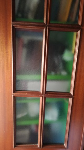 Puerta doble madera maciza con cristal traslúcido.