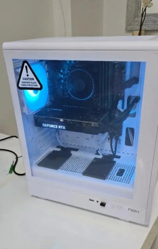PC Gaming Potente Blanco y Azul