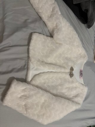 Chaquetilla de pelo blanca para niña