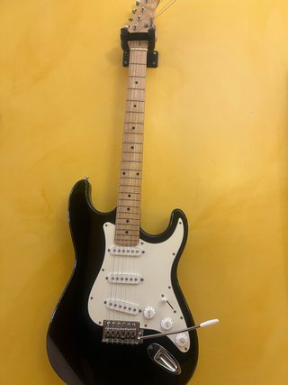 Guitarra Eléctrica Negra Estilo Stratocaster