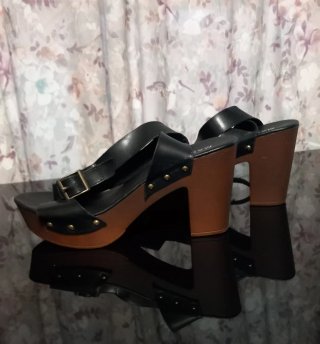 Sandalias retro tachuelas tacón efecto madera