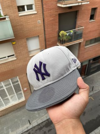 Gorra New Era Yankees Gris y morado
