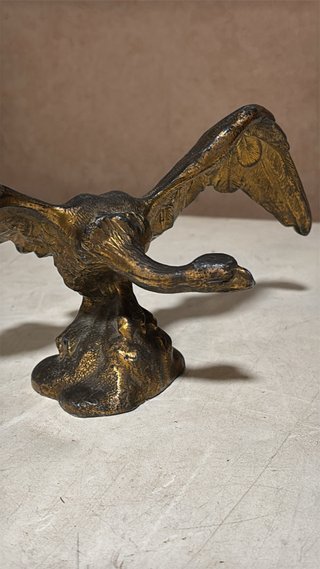 Águila antigua de metal