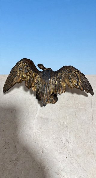 Águila antigua de metal