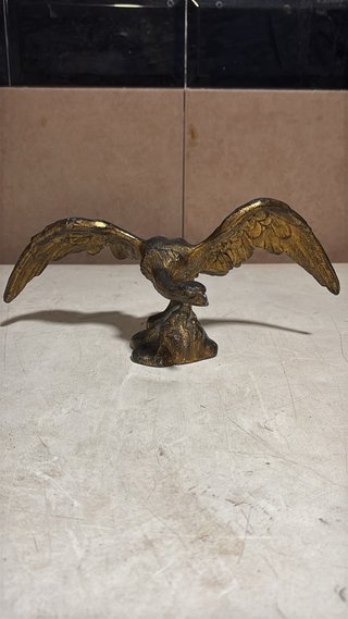 Águila antigua de metal