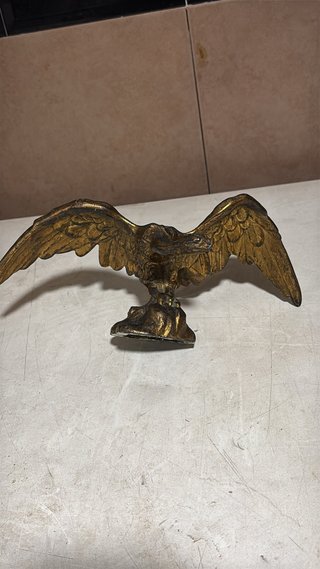 Águila antigua de metal
