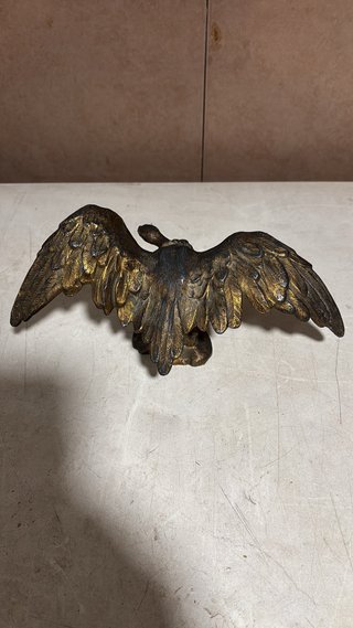 Águila antigua de metal