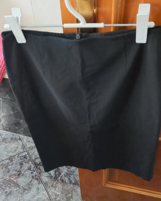 Falda negra de camarera, por la rodilla