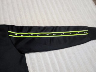 Sudadera Nike Negra con Detalles Neón