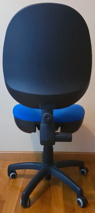 Silla oficina color azul, elevable a gas