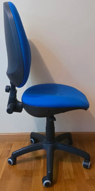 Silla oficina color azul, elevable a gas