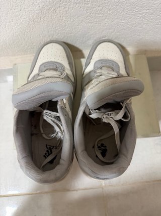 Zapatillas Off-White grises y blancas