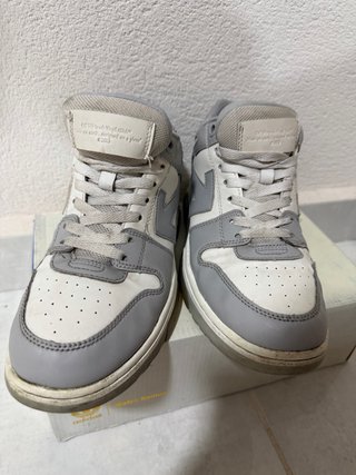 Zapatillas Off-White grises y blancas