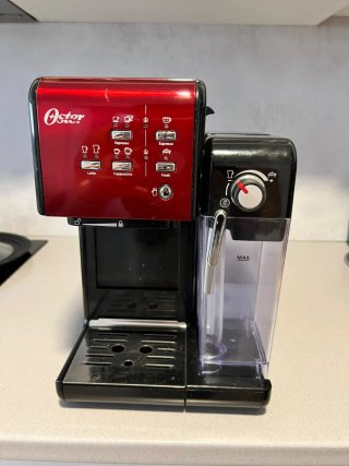 Cafetera Oster Roja y Negra