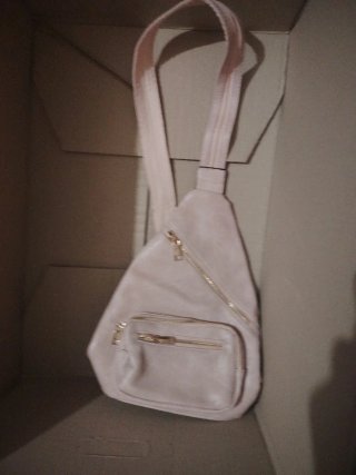 Mochila rosa con cremalleras doradas