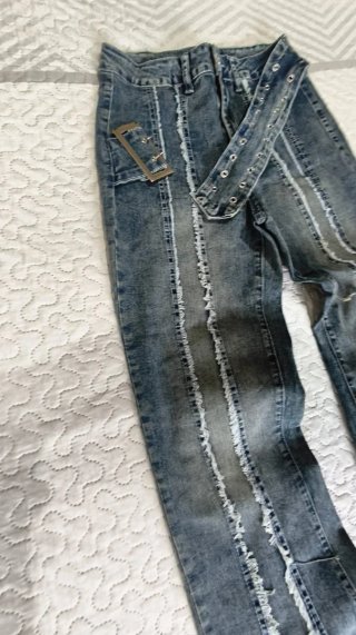 Pantalones vaqueros desgastados con cinturón