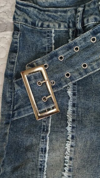 Pantalones vaqueros desgastados con cinturón