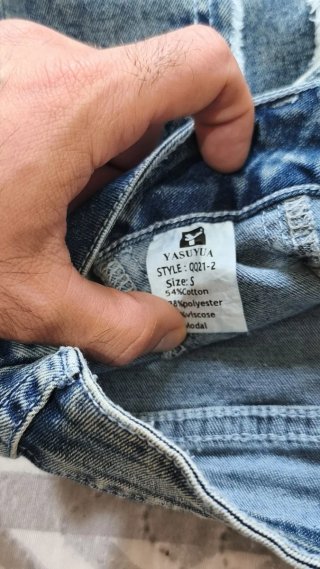 Pantalones vaqueros desgastados con cinturón