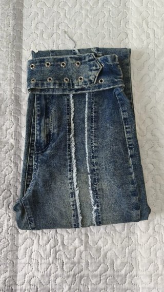 Pantalones vaqueros desgastados con cinturón