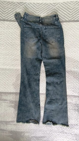 Pantalones vaqueros desgastados con cinturón