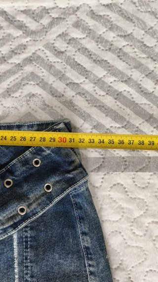 Pantalones vaqueros desgastados con cinturón